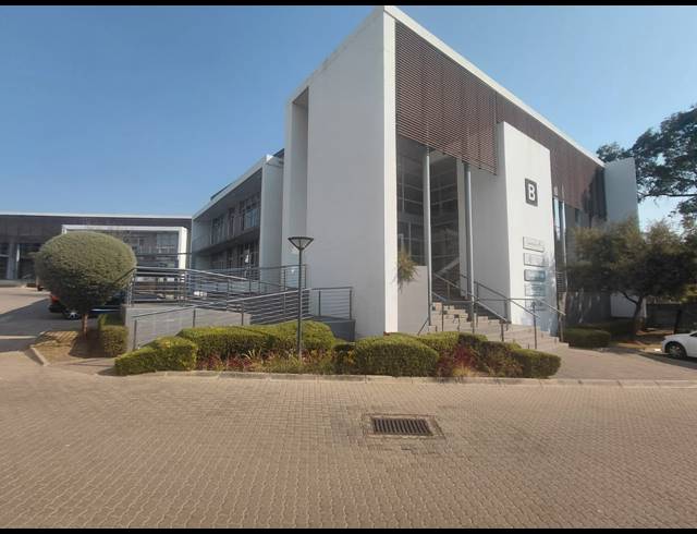 182M² OFFICE FOR SALE IN CHARTWELL